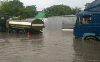 Запорожье ушло под воду: в области «плавали» автобусы и затопило больницу, видео