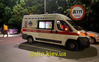 В Киеве пешеход бросился под авто и начал угрожал водителю