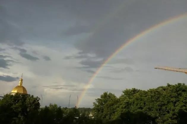 Киевлян восхитила яркая радуга, которая была видна во всех районах