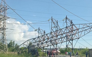 Вантажівка знесла опору ЛЕП: у столиці можуть вимкнути світло