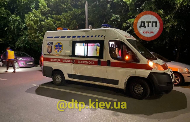 В Киеве пешеход бросился под авто и начал угрожал водителю