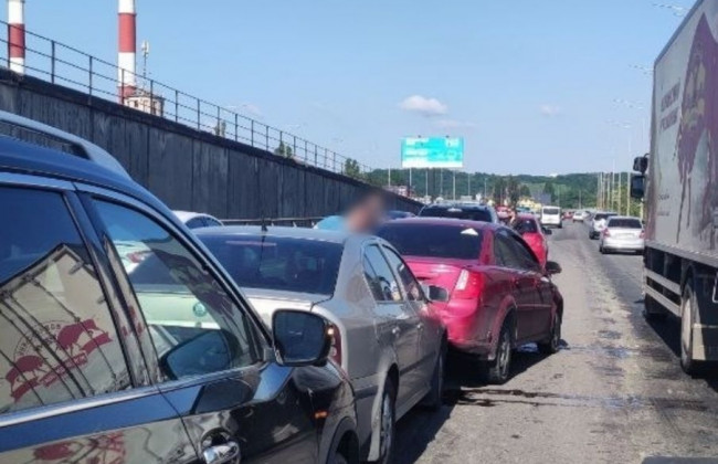 На столичному Південному мосту сталася масштабна ДТП