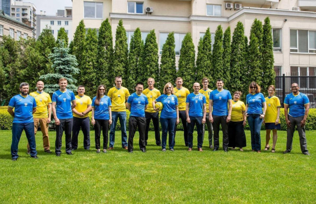 Дипломати США сфотографувались у формі збірної України з футболу: МЗС РФ порівняло захід з нацизмом
