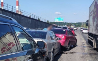 На столичному Південному мосту сталася масштабна ДТП