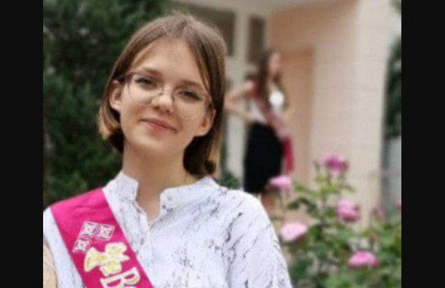 В Киеве пропала русоволосая девочка в очках, фото