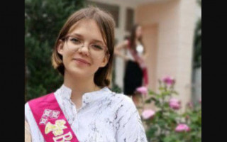 В Киеве пропала русоволосая девочка в очках, фото