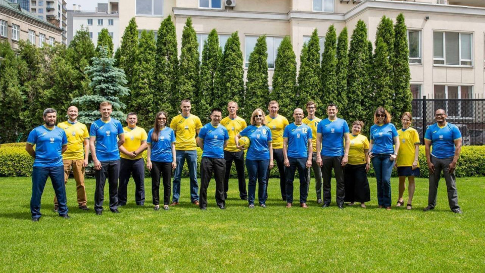 Дипломати США сфотографувались у формі збірної України з футболу: МЗС РФ порівняло захід з нацизмом