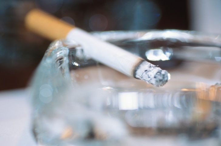 На Запорожье мужчина выпил бензин и сразу закурил сигарету: он получил ожоги