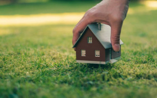 В Україні по-новому контролюватимуть операції з землею