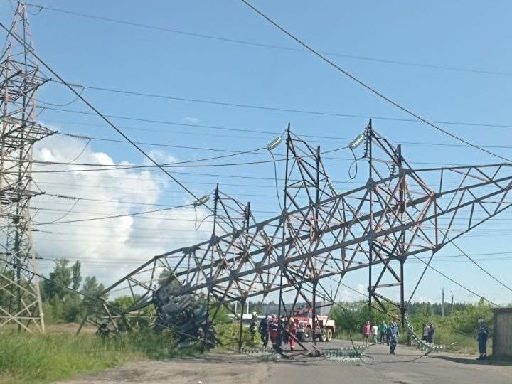 Вантажівка знесла опору ЛЕП: у столиці можуть вимкнути світло