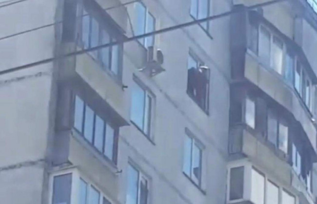 Киевлянин решил потанцевать на карнизе 15 этажа: видео