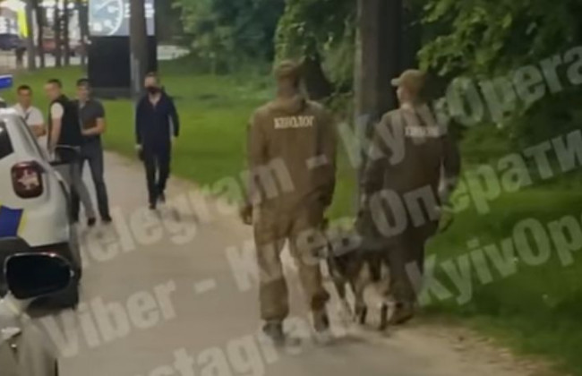 В Киеве возле АЗС нашли тело женщины без одежды, видео