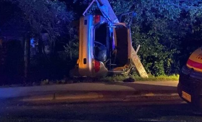 Под Киевом легковушка влетела в столб и обесточила целый населенный пункт, фото