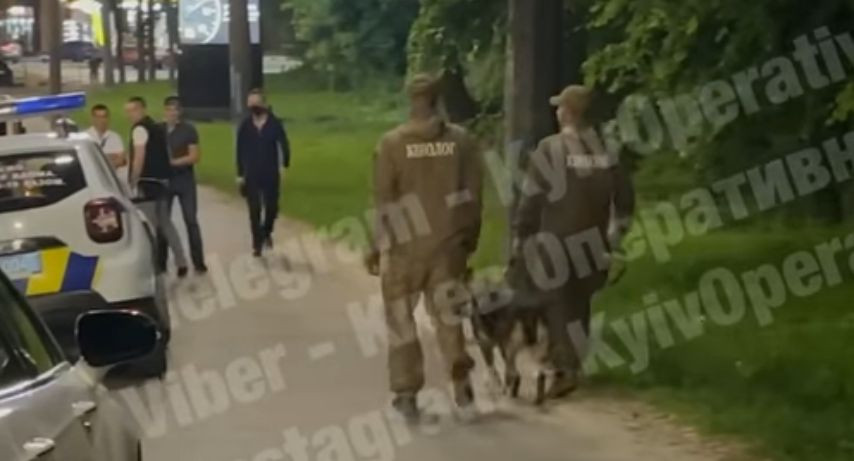В Киеве возле АЗС нашли тело женщины без одежды, видео