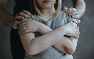 На Волыни 13-летняя девочка родила ребенка от 63-летнего отчима-насильника