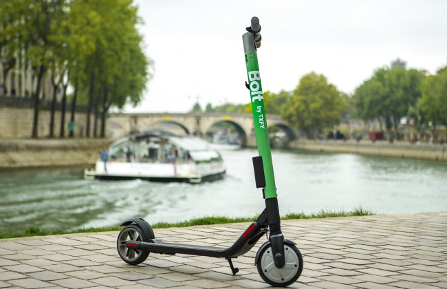 В Киеве возле станции метро вандалы разбросали прокатные самокаты: видео