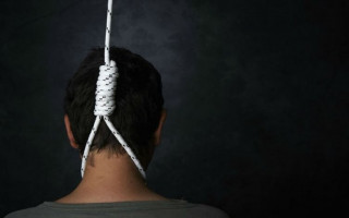 В Харькове на спортивной площадке повесился мужчина, фото