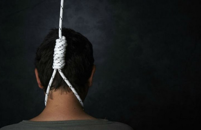 В Харькове на спортивной площадке повесился мужчина, фото