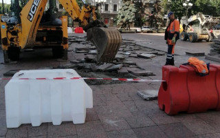 На столичній Театральній площі розпочався ремонт
