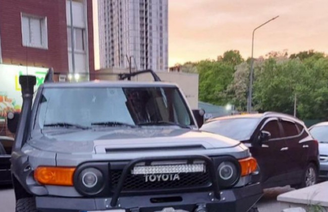 Киевлян возмутил «герой парковки», который перекрыл тротуар: фото