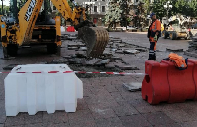 На столичній Театральній площі розпочався ремонт