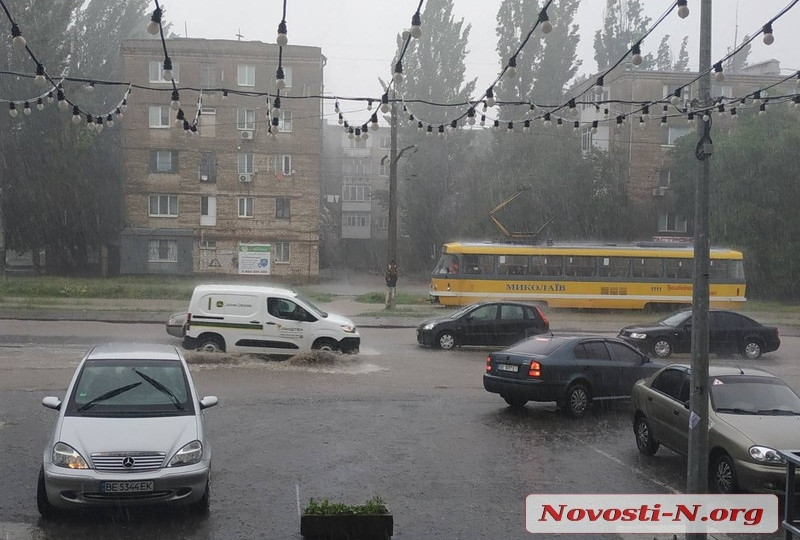 В Николаеве сильный ливень затопил улицы: есть видео