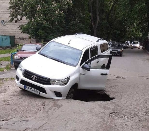 В Киеве очередное авто ушло под асфальт