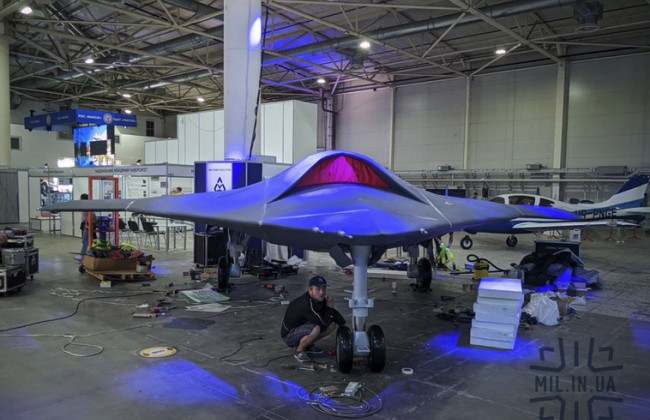 Українські вчені розробили та презентували надшвидкий бойовий дрон