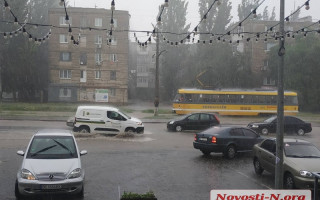 В Николаеве сильный ливень затопил улицы: есть видео