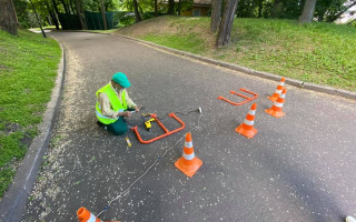 У столичному Хрещатому парку встановили бар’єри для обмеження руху транспорту