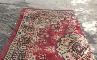 В Киеве ямы во дворе «залатали» коврами: появились фото