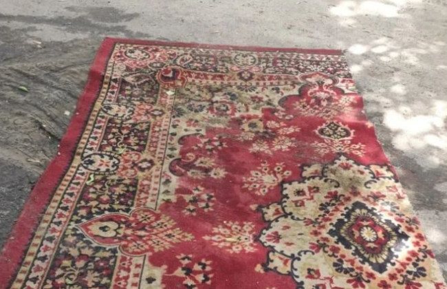 В Киеве ямы во дворе «залатали» коврами: появились фото