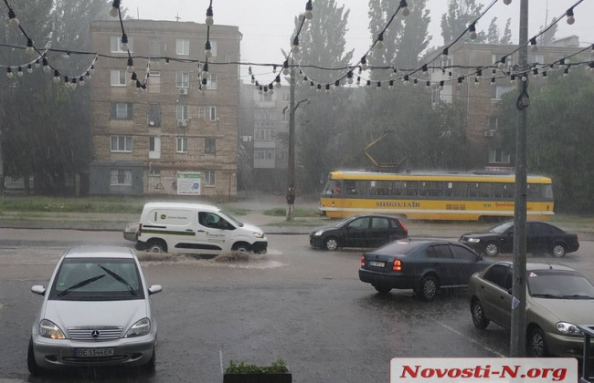 В Николаеве сильный ливень затопил улицы: есть видео