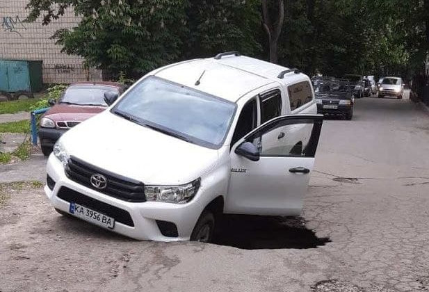 В Киеве очередное авто ушло под асфальт