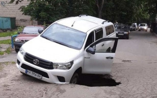 В Киеве очередное авто ушло под асфальт
