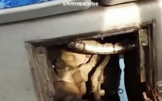 В Киеве ездит автобус с дырой на полу: видно асфальт