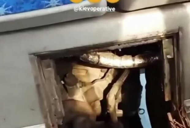 В Киеве ездит автобус с дырой на полу: видно асфальт