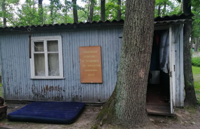 Под Киевом двое детей упали в яму уличного туалета: девочка умерла