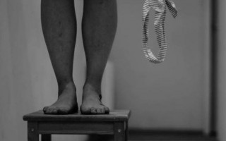 Под Днепром искали 17-девушку: она повесилась на веревке в заброшенном доме