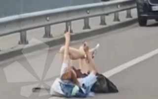 У Києві дівчина розляглася посеред дороги та махала водіям руками: є відео