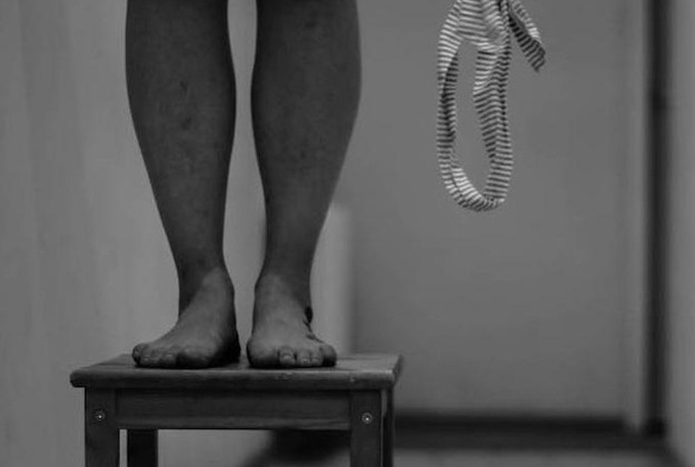 Под Днепром искали 17-девушку: она повесилась на веревке в заброшенном доме