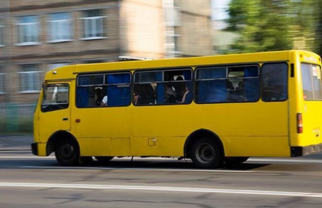 Пил пиво за рулем: полиция разобралась в инциденте с маршрутчиком