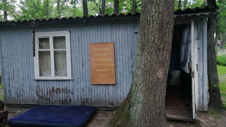Под Киевом двое детей упали в яму уличного туалета: девочка умерла