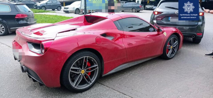 В Харькове дорогой суперкар Ferrari попал в нелепое ДТП