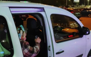 В столице пенсионерка просила денег на еду, а затем уехала на такси: есть видео