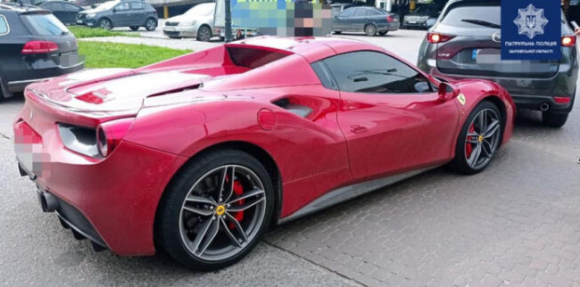 В Харькове дорогой суперкар Ferrari попал в нелепое ДТП