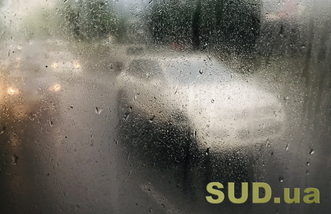 Сильный ливень затопил улицы в двух областях Украины, фото