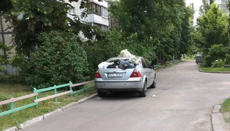 Киевляне наказали «героя парковки» на «евробляхе», фото