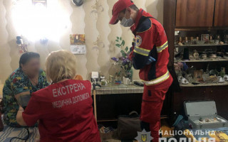 Выпил и решил умереть: полиция спасла самоубийцу, который после прыжка завис на балконе четвертого этажа