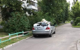 Киевляне наказали «героя парковки» на «евробляхе», фото